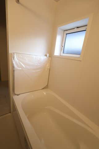 《仲介手数料無料》岩槻区府内１丁目6(全1戸)新築一戸建てブルーミングガーデンの浴室|撮影日 2025年10月27日 16:00 晴れ