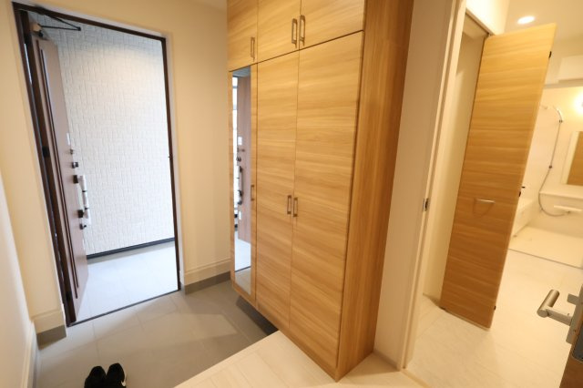 《仲介手数料無料》岩槻区府内１丁目6(全1戸)新築一戸建てブルーミングガーデンの玄関|撮影日 2025年10月27日 16:00 晴れ