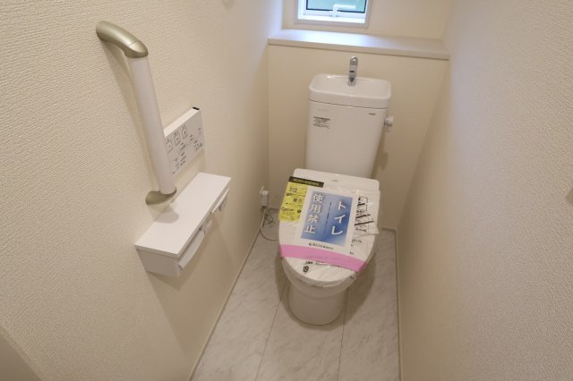 《仲介手数料無料》岩槻区府内１丁目6(全1戸)新築一戸建てブルーミングガーデンのトイレ|撮影日 2025年10月27日 16:00 晴れ