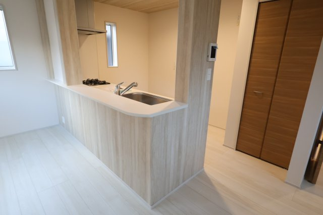 《仲介手数料無料》岩槻区府内１丁目6(全1戸)新築一戸建てブルーミングガーデンのキッチン|撮影日 2025年10月27日 16:00 晴れ