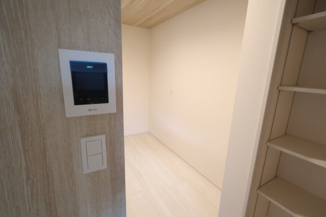 《仲介手数料無料》岩槻区府内１丁目6(全1戸)新築一戸建てブルーミングガーデンのセキュリティ|撮影日 2025年10月27日 16:00 晴れ