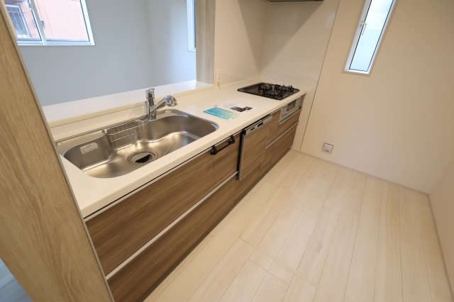《仲介手数料無料》岩槻区府内１丁目6(全1戸)新築一戸建てブルーミングガーデンのキッチン|撮影日 2025年10月27日 16:00 晴れ