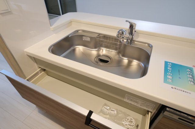 《仲介手数料無料》岩槻区府内１丁目6(全1戸)新築一戸建てブルーミングガーデンのキッチン|撮影日 2025年10月27日 16:00 晴れ