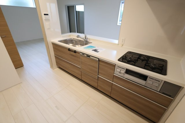 《仲介手数料無料》岩槻区府内１丁目6(全1戸)新築一戸建てブルーミングガーデンのキッチン|撮影日 2025年10月27日 16:00 晴れ