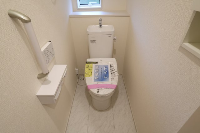 《仲介手数料無料》岩槻区府内１丁目6(全1戸)新築一戸建てブルーミングガーデンのトイレ|撮影日 2025年10月27日 16:00 晴れ