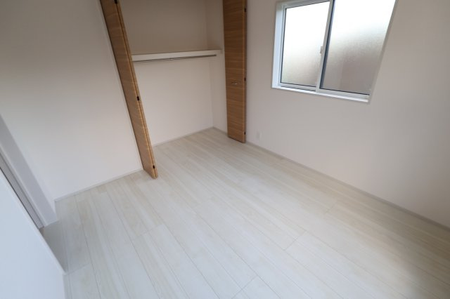 《仲介手数料無料》岩槻区府内１丁目6(全1戸)新築一戸建てブルーミングガーデンの洋室|撮影日 2025年10月27日 16:00 晴れ