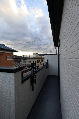 《仲介手数料無料》岩槻区府内１丁目6(全1戸)新築一戸建てブルーミングガーデンのバルコニー|撮影日 2025年10月27日 16:00 晴れ