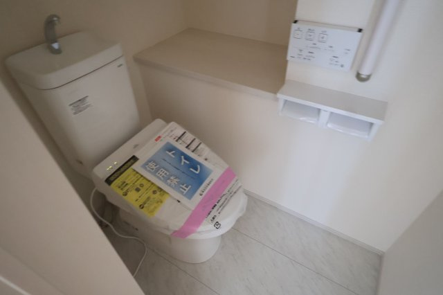 《仲介手数料無料》岩槻区府内１丁目6(全1戸)新築一戸建てブルーミングガーデンのトイレ|撮影日 2025年10月27日 16:00 晴れ