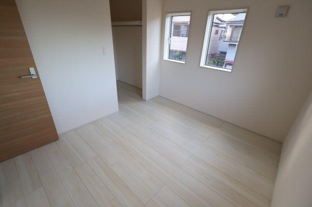 《仲介手数料無料》岩槻区府内１丁目6(全1戸)新築一戸建てブルーミングガーデンの洋室|撮影日 2025年10月27日 16:00 晴れ