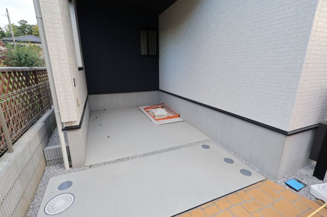 《仲介手数料無料》岩槻区府内１丁目6(全1戸)新築一戸建てブルーミングガーデンの駐車場|撮影日 2025年10月27日 16:00 晴れ