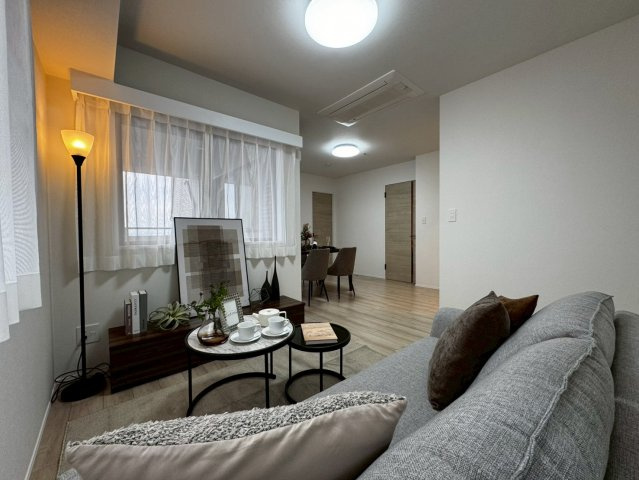 ボヌール府中の居間・リビング|リフォーム完了済み!!
ホームステージングにより、入居後の生活を想像しやすいです♪
※家具や小物は売買価格に含みません。