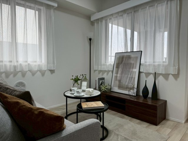 ボヌール府中の居間・リビング|リフォーム完了済み!!
ホームステージングにより、入居後の生活を想像しやすいです♪
※家具や小物は売買価格に含みません。