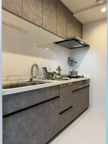 ボヌール府中のキッチン|リフォーム完了済み!!
ホームステージングにより、入居後の生活を想像しやすいです♪
※家具や小物は売買価格に含みません。