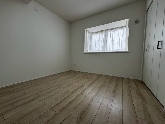 ボヌール府中の洋室|窓があり換気もできますね。
前面に建物がないため、眺望も良好です♪