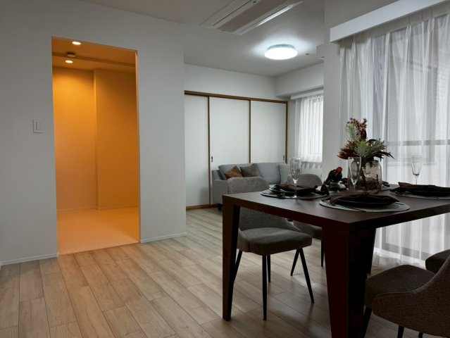 ボヌール府中の居間・リビング|リフォーム完了済み!!
ホームステージングにより、入居後の生活を想像しやすいです♪
※家具や小物は売買価格に含みません。