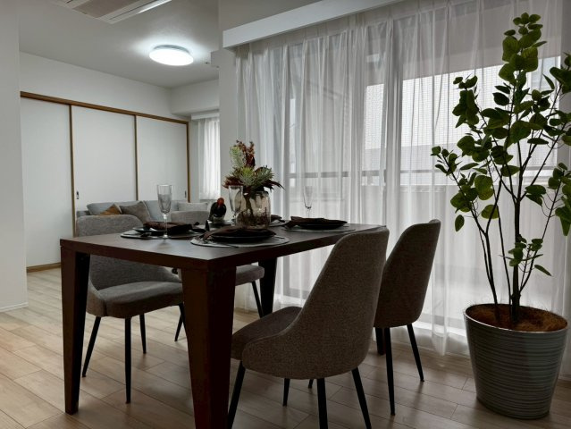 ボヌール府中の居間・リビング|リフォーム完了済み!!
ホームステージングにより、入居後の生活を想像しやすいです♪
※家具や小物は売買価格に含みません。