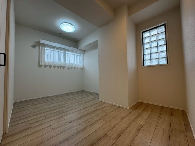 ボヌール府中の洋室|2か所に窓があり、日当たりも◎