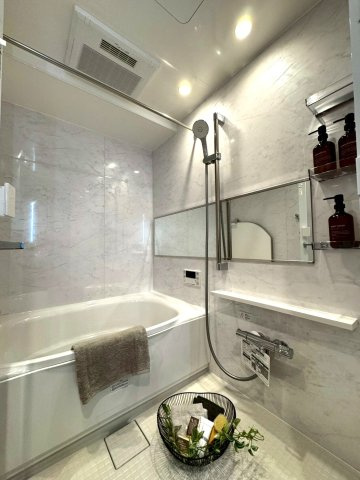 ボヌール府中の浴室|リフォーム完了済み!!
ホームステージングにより、入居後の生活を想像しやすいです♪
※家具や小物は売買価格に含みません。