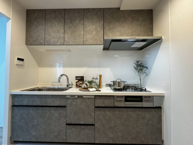 ボヌール府中のキッチン|リフォーム完了済み!!
ホームステージングにより、入居後の生活を想像しやすいです♪
※家具や小物は売買価格に含みません。