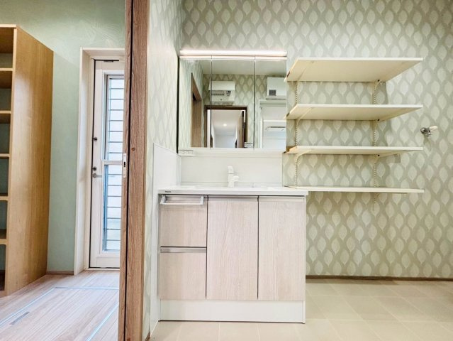 新築戸建　揖斐郡池田町上田　全1区画分譲の独立洗面台|影ができにくい「ツインラインLED照明」。