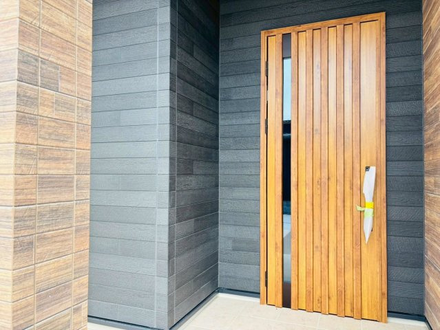 新築戸建　揖斐郡池田町上田　全1区画分譲の玄関|玄関ドアの取っ手ハンドル部分にセンサーがついており、カード・シールタイプのキーで開け閉めができます