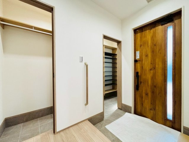 新築戸建　揖斐郡池田町上田　全1区画分譲の玄関|大容量のシューズ収納付きで玄関周りもすっきり！玄関ドアからの光が玄関ホールを明るくしてくれます。