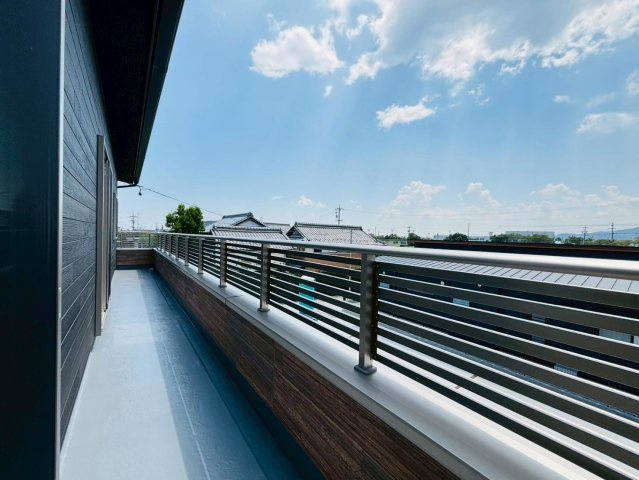 新築戸建　揖斐郡池田町上田　全1区画分譲のバルコニー|バルコニーは南向きで洗濯物もよく乾きます！強度と表面積硬度を持つFPRで防水しています。
