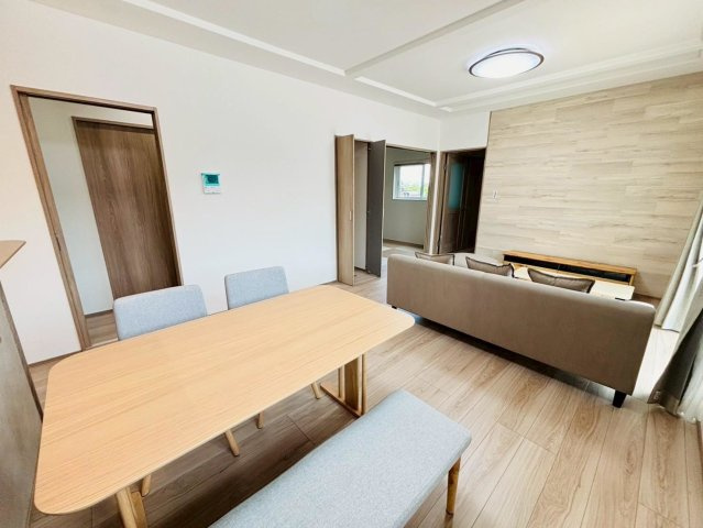 新築戸建　揖斐郡池田町上田　全1区画分譲の居間・リビング|大きな窓がリビング全体に光と風を運びます。