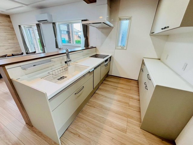 新築戸建　揖斐郡池田町上田　全1区画分譲のキッチン|機能的なシステムキッチン。収納力に優れた大容量の引出でキッチン回りがスッキリ片付きます。