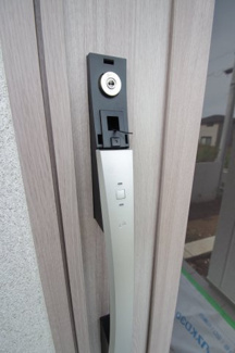 【防犯設備】 | 【仲介手数料無料！！】稲城市東長沼　新築戸建て（全3棟）1号棟　5980万円 | 玄関扉はカードキー対応