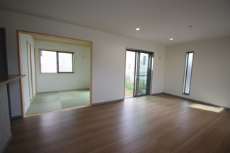 【居間・リビング】 | 【仲介手数料無料！！】稲城市東長沼　新築戸建て（全3棟）1号棟　5980万円 | LDK17.5帖＋和室4.5帖