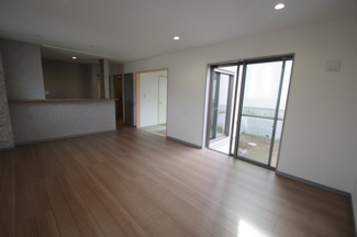 【居間・リビング】 | 【仲介手数料無料！！】稲城市東長沼　新築戸建て（全3棟）1号棟　5980万円