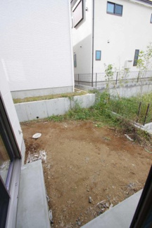 【庭】 | 【仲介手数料無料！！】稲城市東長沼　新築戸建て（全3棟）1号棟　5980万円 | 中庭は和室からもリビングからも出入りが出来ます。