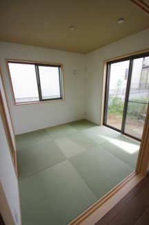 【和室】 | 【仲介手数料無料！！】稲城市東長沼　新築戸建て（全3棟）1号棟　5980万円 | 和室4.5帖（押入れ付き）