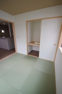 【和室】 | 【仲介手数料無料！！】稲城市東長沼　新築戸建て（全3棟）1号棟　5980万円 | 落ち着いた和室、客間にも利用でき、便利です。