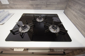 【キッチン】 | 【仲介手数料無料！！】稲城市東長沼　新築戸建て（全3棟）1号棟　5980万円 | ガラストップになっていて、きれいで掃除もし易いです。