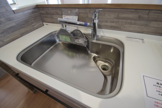 【キッチン】 | 【仲介手数料無料！！】稲城市東長沼　新築戸建て（全3棟）1号棟　5980万円 | 浄水器付き水栓