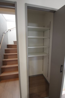 【収納】 | 【仲介手数料無料！！】稲城市東長沼　新築戸建て（全3棟）1号棟　5980万円 | 階段下収納