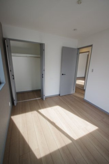 【寝室】 | 【仲介手数料無料！！】稲城市東長沼　新築戸建て（全3棟）1号棟　5980万円 | 主寝室7帖