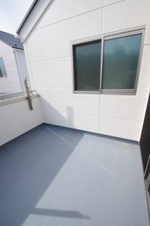 【バルコニー】 | 【仲介手数料無料！！】稲城市東長沼　新築戸建て（全3棟）1号棟　5980万円 | 南面ワイドバルコニーは4.5帖ほどの広さがあります。