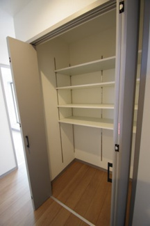 【収納】 | 【仲介手数料無料！！】稲城市東長沼　新築戸建て（全3棟）1号棟　5980万円 | 2階廊下収納