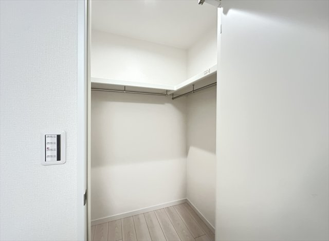 【収納】 | ソフィア志木　(志木本店) | お洋服選びも楽しめるWIC。ハンガーパイプ付枕棚がL字型に配置されてるので一目で目当ての洋服を見つけられます。