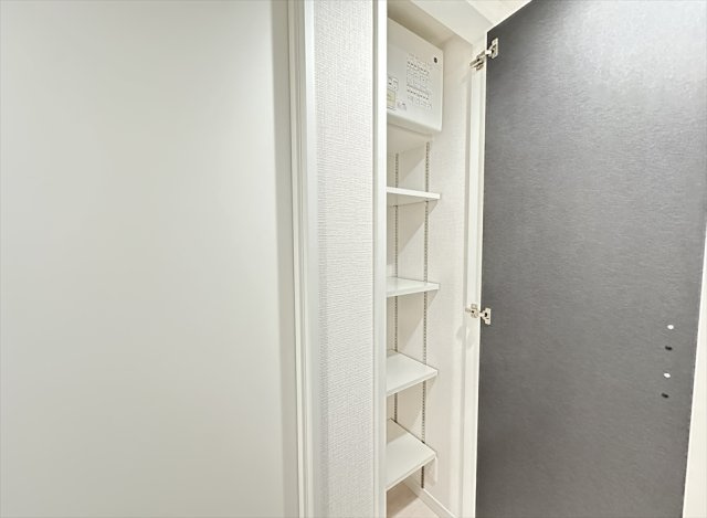 【収納】 | ソフィア志木　(志木本店) | 日用品や掃除用具の保管に便利な可動棚付きのホール収納