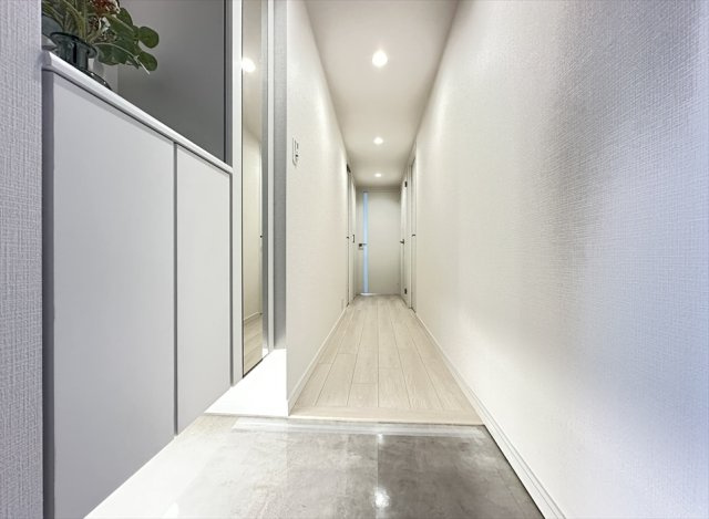 【玄関】 | ソフィア志木　(志木本店) | 間接照明付きのシューズボックス