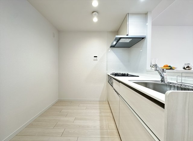 【キッチン】 | ソフィア志木　(志木本店) | リビング全体が見渡せる対面キッチンなので家事をしながらお子様の様子も見守れます。