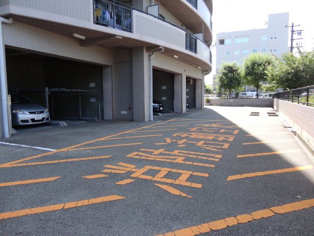オーズコートの駐車場