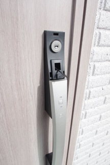 【防犯設備】 | 【仲介手数料無料！！】稲城市東長沼　新築戸建て（全3棟）2号棟　6280万円 | 玄関扉はカードキー対応