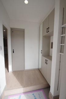 【玄関】 | 【仲介手数料無料！！】稲城市東長沼　新築戸建て（全3棟）2号棟　6280万円