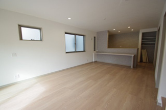 【居間・リビング】 | 【仲介手数料無料！！】稲城市東長沼　新築戸建て（全3棟）2号棟　6280万円