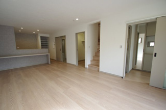 【居間・リビング】 | 【仲介手数料無料！！】稲城市東長沼　新築戸建て（全3棟）2号棟　6280万円 | LDK20帖＋ファミリークローゼット（2帖）